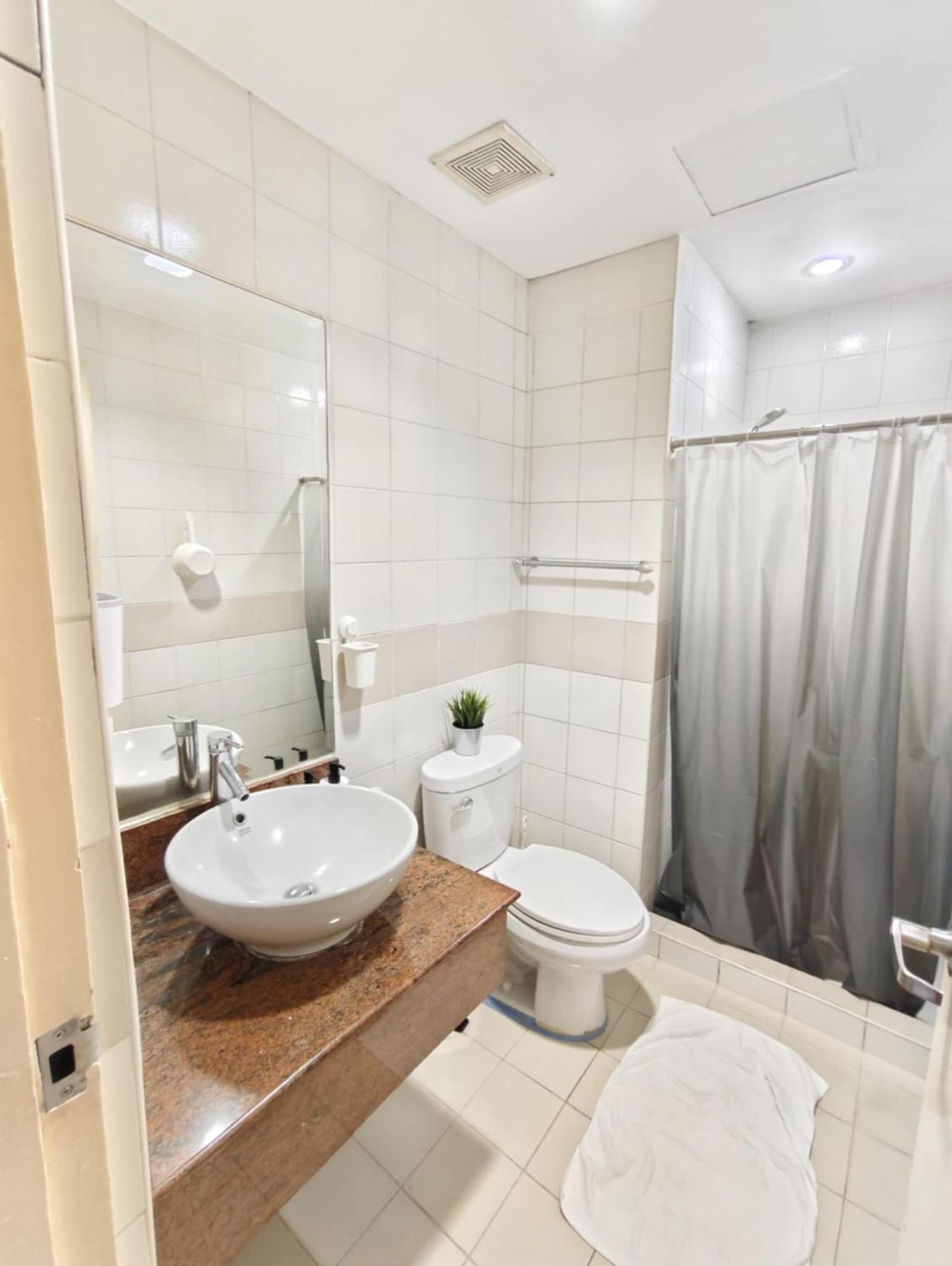 Bellagio One Bedrroom Bgc Burgos Circle By Christine Suites Ph Taguig Exterior photo